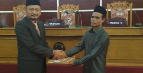 Penyerahan LKPJ Yang Diserahkan Oleh Waka II DPRD Kepada Sekda Kota Bengkulu