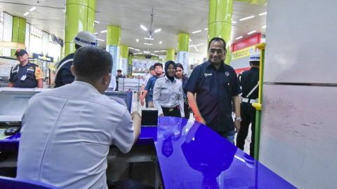 Menteri Perhubungan Budi Karya Sumadi (kanan) meninjau Stasiun Gambir, Jakarta, Minggu (3/6). ANTARA FOTO/Hafidz Mubarak A