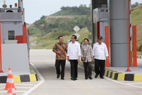 Presiden Joko Widodo bersama Menteri BUMN Rini Soemarno, Menteri PUPR Basuki Hadimuljono, dan Gubernur Lampung M Ridho Ficardo berjalan bersama seusai meresmikan Tol Pelabuhan Bakauheni-Terbanggi Besar seksi satu, di Bakauheni, Lampung, Minggu (21/1/2018). (Foto: Ant/Rivan Awal Lingga)