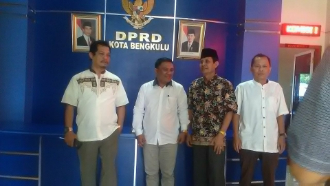 Minharsi'i (tengah pakai peci) anggota DPRD Kota Bengkulu, terima kunjungan kerja anggota DPRD Kabupaten Gorontalo, Lukman, Senin (04/06/2018).
