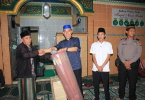 Safari Ramadhan Bupati Rejang Lebong H. Ahmad Hijazi, SH. M.Si beserta rombongan di Masjid Nurul Falah Desa Tanjung Aur kecamatan Sindang Kelingi, Minggu (27/5/28)