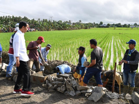 Presiden Joko Widodo di hari kedua kunjungan kerjanya ke Provinsi Sulawesi Selatan meninjau pengerjaan saluran irigasi yang berada di Kelurahan Mappadaelo, Kecamatan Tanasitolo, Kabupaten Wajo