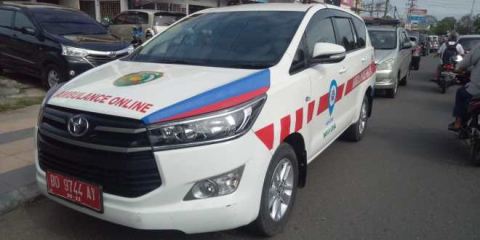  Salah satu layanan digital unggulan berbasis online yang diluncurkan Pemerintah Kota (Pemkot) Bengkulu adalah aplikasi ambulans online gratis. Pasalnya, program tersebut bisa dibilang program pertama yang ada di Indonesia yang dimiliki oleh Pemerintah Daerah.  “Aplikasi ambulans gratis ini ada di kota lain seperti Lampung. Tapi yang berbasis android dan IOS baru pertama kali di Kota Bengkulu,” kata Wakil Walikota Dedy Wahyudi, usai peresmian monitoring center, Rabu (19/12/2018).  Untuk menggunakan layanan,