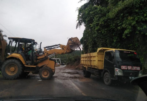 Akibat Hujan Deras, Jalan Lintas Kaur Longsor