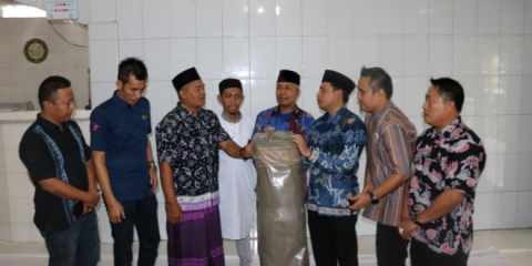 Wakil Wali Kota Bengkulu Dedy Wahyudi menyerahkan sejadah ke masjid Nurul Iman