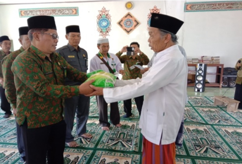 Kepala Kantor Kemenag Rejang Lebong, Drs H Lapulangi, MM memberikan bantuan ke Ponpes Miftahul Jannah