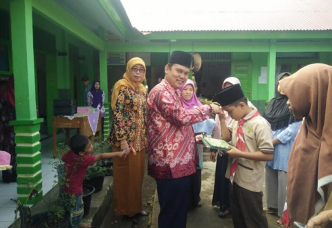 Pembagian Raport Kepala Kankemenag Mukomuko Kunjungi MIN 3 Mukomuko