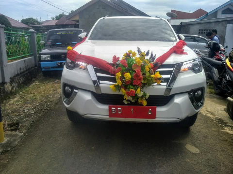 Mobil Dinas (Mobnas) Wali Kota Bengkulu Helmi Hasan kembali digunakan warga untuk nikah. Kali ini, mobil plat BD 1 A itu digunakan oleh Reno, warga Jalan Semarak Kelurahan Bentiring Permai Kota Bengkulu.  Diketahui, Reno menikah dengan Oci, warga Jalan RE Martadinata Komplek Perumahan Dewa Asri Kelurahan Muara Dua Kota Bengkulu. Pernikahan digelar, Sabtu (29/12/2018) di kediaman Oci.  Reno sendiri merupakan pegawai honorer. Ayahnya baru saja meninggal dunia, 3 bulan yang lalu. Sedangkan ibunya berdagang ber