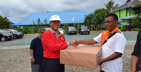 Pemberian Hadiah Lomba Volly Putra Oleh Kakanwil Bustar