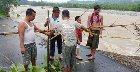 Abrasi Sugai Padang Guci, Warga Tutup Jalan Penghubung Desa