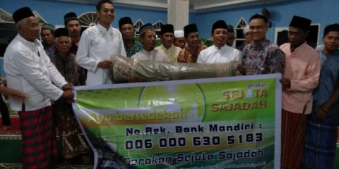 Komunitas Gerakan Sejuta Sajadah (GSS) Membagikan Sajadah