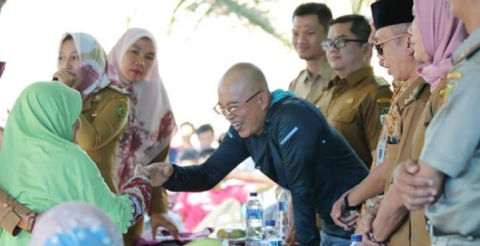 Plt Bupati Gusnan Bagikan Kartu Jamkesda