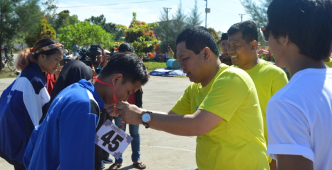 Penyematan Tanda Perserta Lomba Sepatu Roda oleh Kadispora