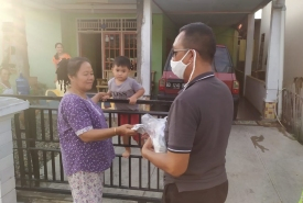 Pembagian Masker Secara Gratis Oleh Keluarga Rifa'i Tajudin
