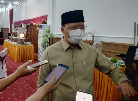 Gubernur Rohidin Mersyah saat diwawancarai