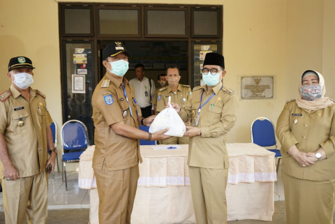 Warga Menerima Sembako