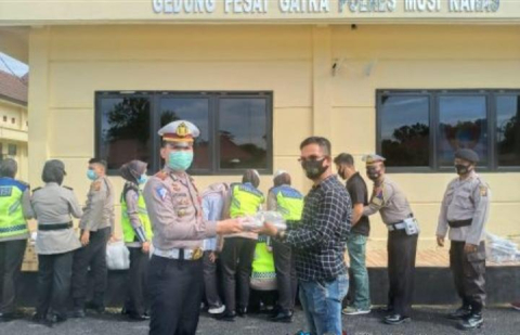Penyerahan APD Oleh Polres Mura