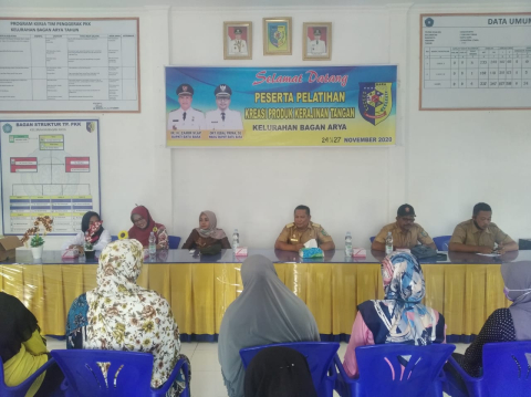 Kegiatan Pelatihan Kreasi produk kerajinan tangan merangkai Bunga 