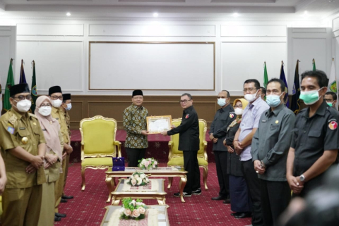 Gubernur Bengkulu Rohidin Mersyah menerima piagam dan plakat sebagai bentuk apresiasi dari Badan Pengawas Pemilu (Bawaslu) Provinsi Bengkulu