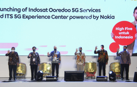 Tampak pada gambar Menteri Pariwisata dan Ekonomi Kreatif Republik Indonesia, Sandiaga Uno (kiri) dan Director and Chief Operating Officer Indosat Ooredoo, Vikram Sinha (kanan), saat berfoto bersama saat peluncuran layanan 5G Indosat Ooredoo di Surabaya (16/9/2021).