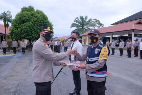 2 Personel Polres BS Terima Penghargaan dari Bupati Gusnan