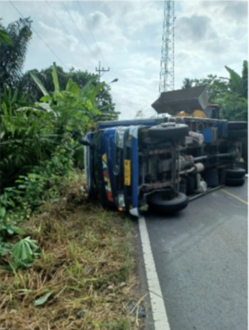 Truk Terguling Timpa Motor, Jalan Lintas Curup-Lubuklinggau Sempat Lumpuh