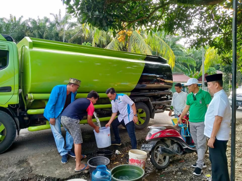  KNPI Seluma Bagikan Air Bersih ke Warga Terdampak Banjir