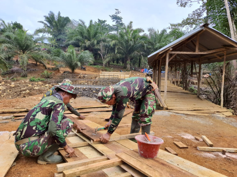 Satgas TMMD ke 114 Kodim 0423/BU, Bersinergi Bersama Warga Pasang Papan Mal