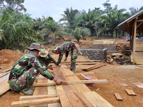 Sinergitas Satgas TMMD 114 dan Masyarakat dalam Pembuatan Mall untuk Jembatan