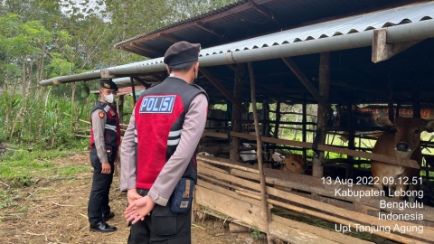 Sambang Warga, Bhabinkamtibmas Polres Kaur Himbau Prokes dan Vaksinasi