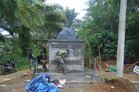 Hari Ini Pengerjaan Tugu TMMD Terus Dikebut