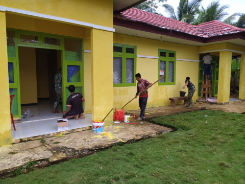 Bersama Masyarakat Anggota Satgas TMMD BU Mengecat Puskesmas Pembantu