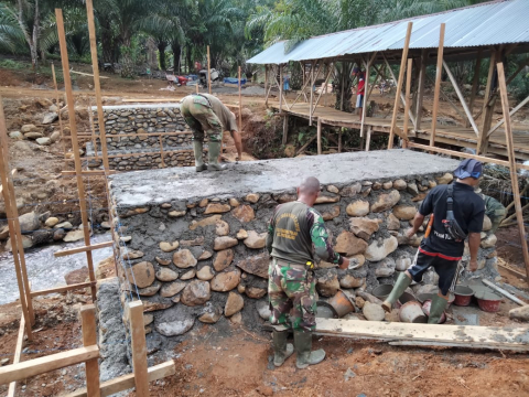 Material Terus Didatangkan Untuk Pembangunan Jembatan TMMD ke 114