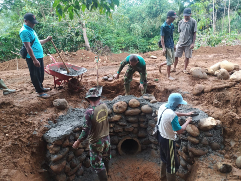 Satgas TMMD Pasang gorong gorong