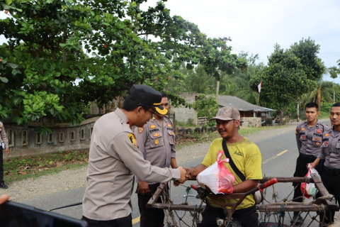 Ekonomi Masyarakat Semakin Sulit Dampak Kenaikan BBM, Polres Mukomuko Salurkan 120 Paket Sembako