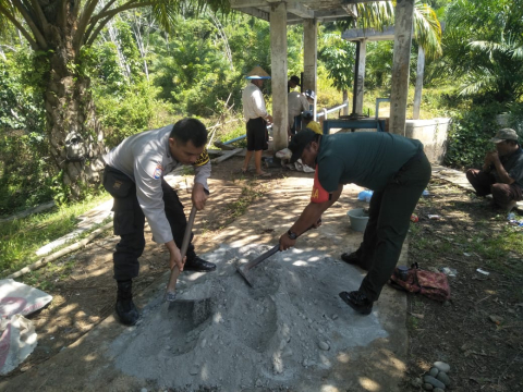 Dukung Ketahanan Pangan, Bhabinkamtibmas Gotong Royong Bersama Warga