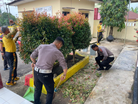 Jaga Kebersihan Mako, Kapolsek Ketahun dan Personel Polsek Ketahun Laksanakan Kurvei Bersama