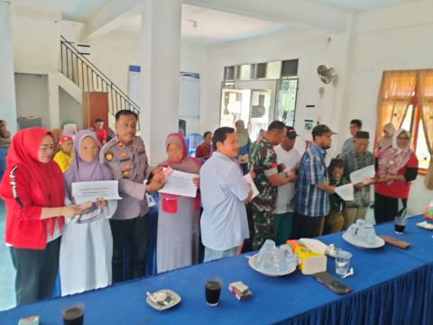 Dihadiri Kapolsek Lais, Desa Talang Rasau Salurkan BLT DD