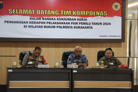 Semarang - Kompolnas mengapresiasi Polrestabes Semarang Polda Jawa Tengah atas penerapan pola pengamanan berbasis digital. Hal itu disampaikan saat Kompolnas melakukan kunjungan kerja ke Polda Jawa Tengah pada 13-14 November 2023.  Kunjungan tersebut dipimpin Ketua Tim Kerja Kompolnas Irjen. Pol. (Purn) Drs. Pudji Hartanto Iskandar dan didampingi anggota Kompolnas H. Mohammad Dawam. Kemudian, diterima oleh Wakapolda Jawa Tengah Brigjen. Pol. Abiyoso Seno Aji, S.I.K. dan PJU, serta Kapolrestabes Semarang, Ko