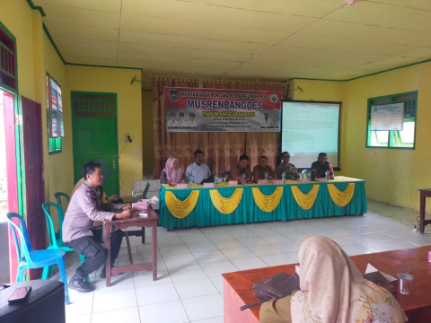 Hadiri Musrenbang Desa, Bhabinkamtibmas Sampaikan Pesan Kamtibmas kepada Warga Desa Sumber Mulya