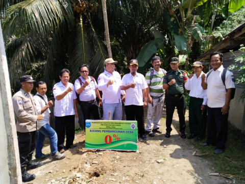 Bhabinkamtibmas Polsek Ketahun Kawal Penentuan Titik Nol Pembangunan Sumur Bor