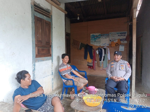 Sambang Tokoh Masyarakat di Desa Tanjung Kurung, Bhabinkamtibmas Polsek Padang Guci Hulu Sampaikan Imbauan Kamtibmas 