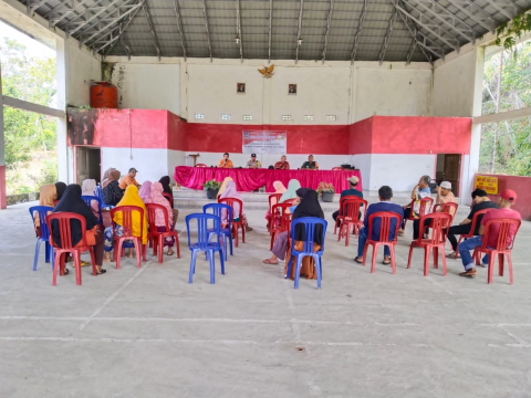 Hadir Dalam Giat Pembagian BLT DD Untuk Masyarakat, Bhabinkamtibmas Turut Imbau Warga
