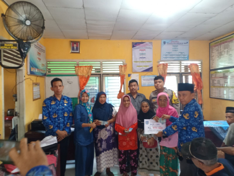 Bhabinkamtibmas Polsek Kerkap Monitoring Pembagian BLT DD Desa Aur Gading