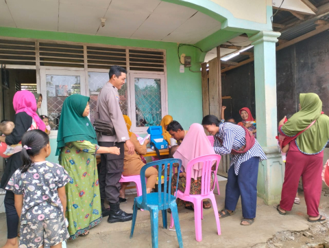 Bhabinkamtibmaa Polsek Lais Monitoring Posyandu Balita Dan Ibu Hamil