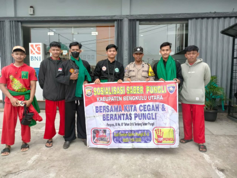 Bhabinkamtibmas Polsek Ketahun Sosialisasikan Program Saber Pungli Pada Warga