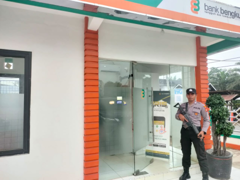 Pengamanan Obvit Bank Bengkulu, Personil Polsek Ketahun Berikan Rasa Aman Dan Kondusif