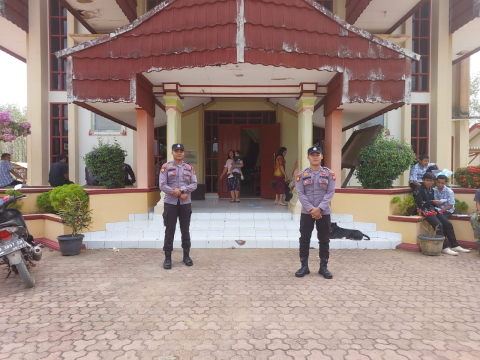 Agar Berlangsungnya Ibadah Dengan Aman, Personil Polsek Ketahun Lakukan Pengamanan Di Gereja