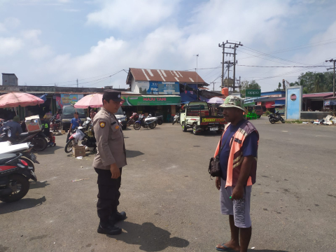 Polsek Ketahun Berikan Himbauan Kamtibmas Kepada Jukir Pasar Agar Selalu Waspada Kriminal