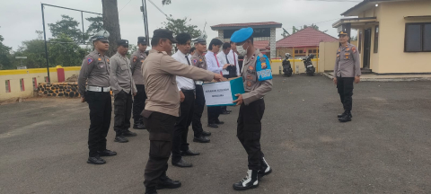Polsek Ketahun Berbagi Sesama Dengan Gerakan Sedekah Bersama